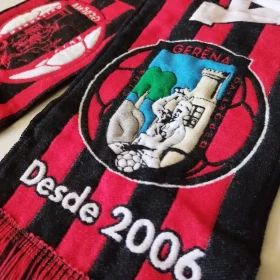 bufanda telar alta definicion negra y roja